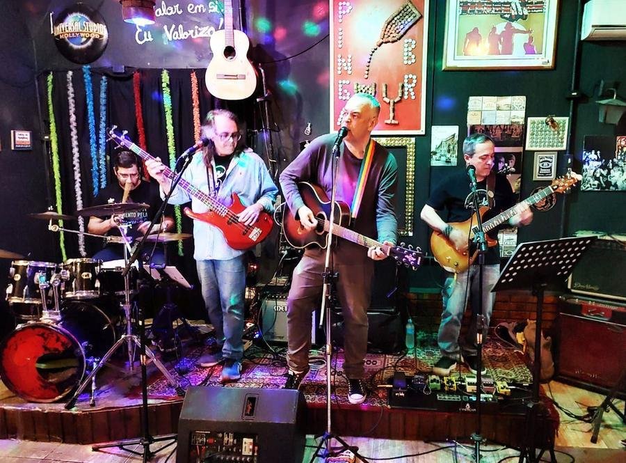 Banda incursiona pela vertente de covers executando cl&aacute;ssicos de v&aacute;rios nomes do Rock