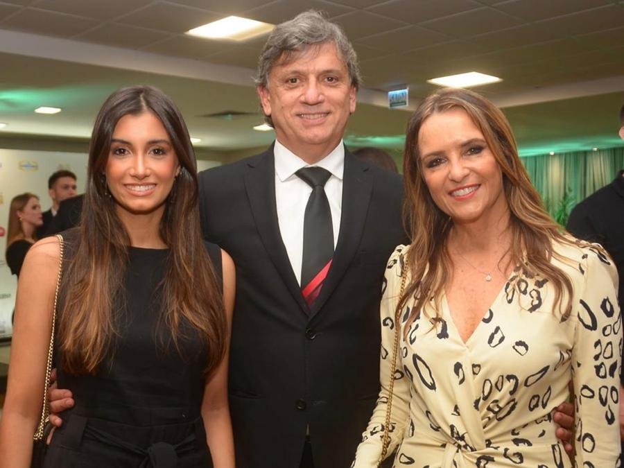 Isabella Dreher Longo com os pais, Ant&ocirc;nio Cesa Longo e Margot Dreher, na noite de premia&ccedil;&atilde;o da AGAS