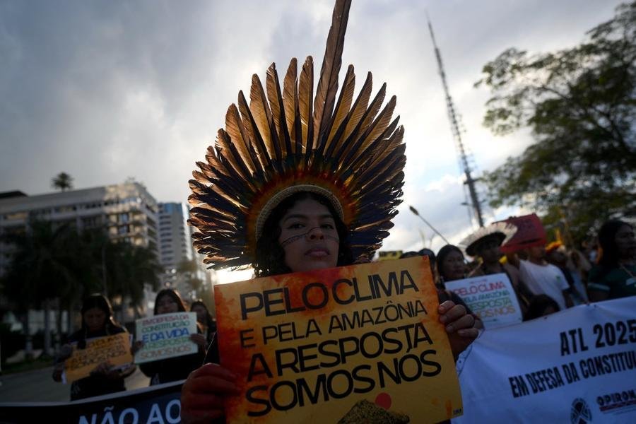 Milhares de ind&iacute;genas marcham em Bras&iacute;lia em defesa de seus direitos