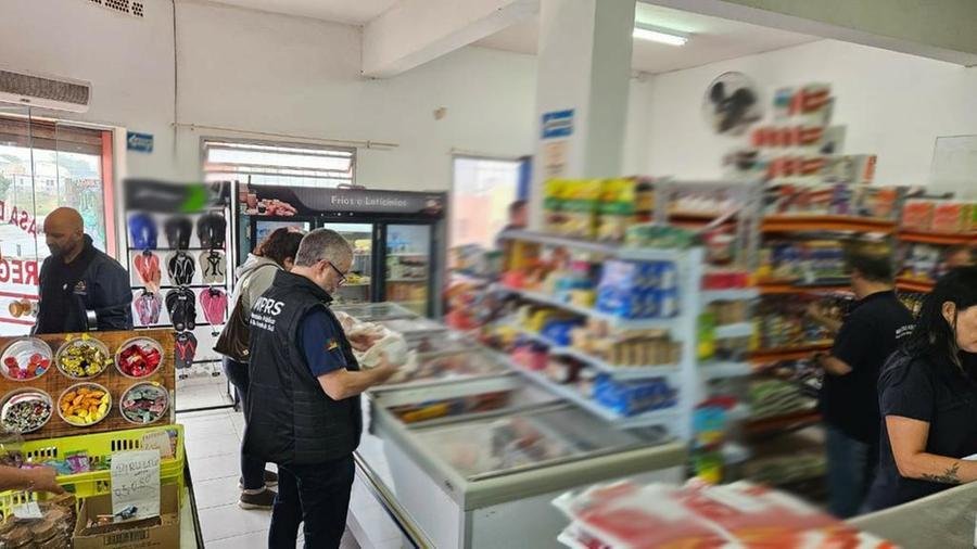 Foram apreendidos carnes, latic&iacute;nios, sucos, queijos, gelo e salgados