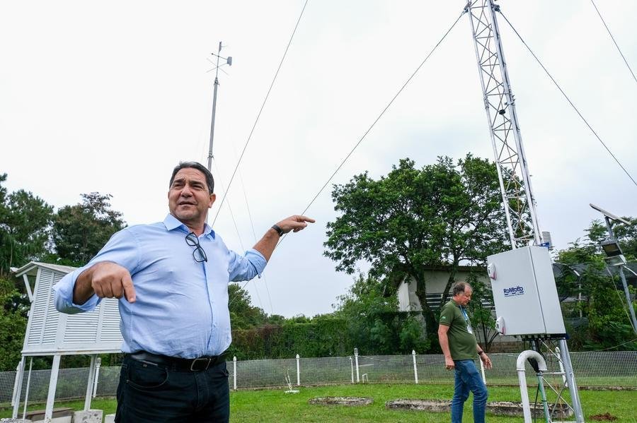 O superintendente do Mapa no RS, Jos&eacute; Cleber Souza, na esta&ccedil;&atilde;o meteorol&oacute;gica na sede do Inmet, em Porto Alegre