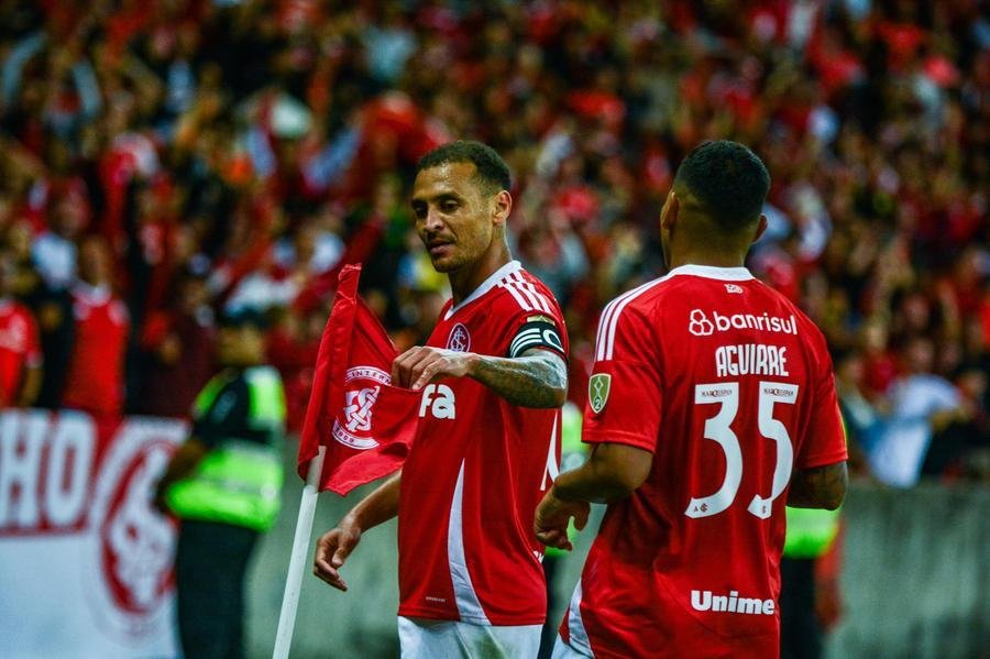 Alan Patrick comemora o seu terceiro gol sobre o Atl&eacute;tico Nacional, na quinta-feira, pela Libertadores