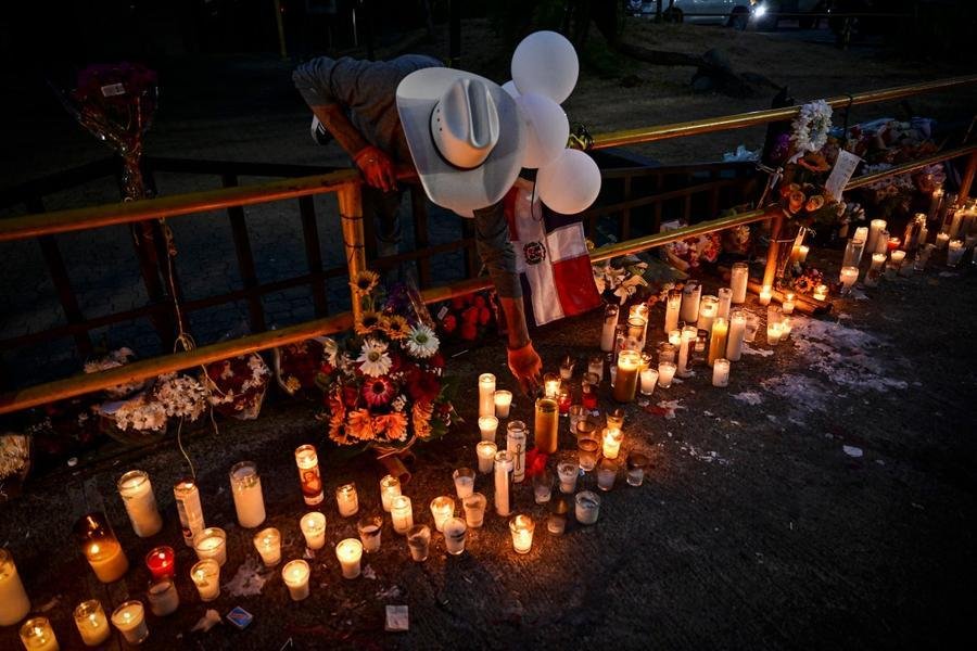 Pessoas se reuniram no local do desabamento de uma boate em Santo Domingo para homenagear as v&iacute;timas