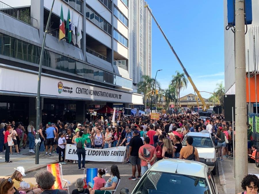 Municip&aacute;rios protestaram em frente ao Centro Administrativo Municipal durante negocia&ccedil;&otilde;es