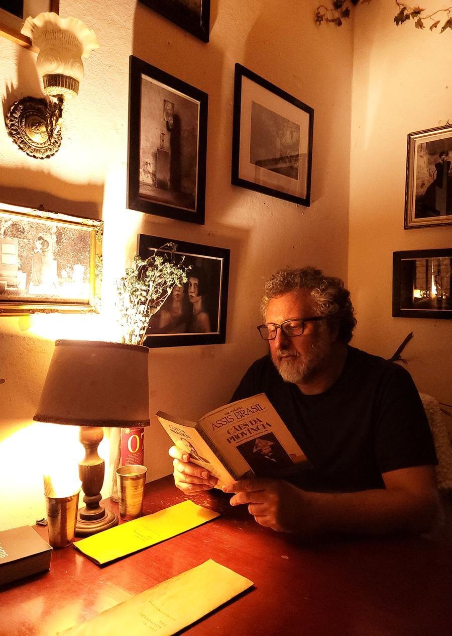 Marcelo apresenta uma sele&ccedil;&atilde;o &ldquo;incomum&rdquo; de m&uacute;sicas, que conversa com a atmosfera do Teatro dos Vampiros