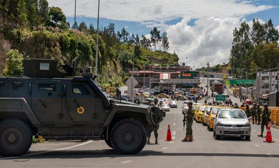 O Equador restringiu, na sexta-feira, a entrada de estrangeiros por suas fronteiras terrestres com a Col&ocirc;mbia e o Peru