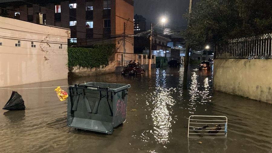 Uma das ruas tomadas pela &aacute;gua em Rio Grande foi a Jo&atilde;o Salom&atilde;o, ap&oacute;s a precipita&ccedil;&atilde;o intensa e r&aacute;pida