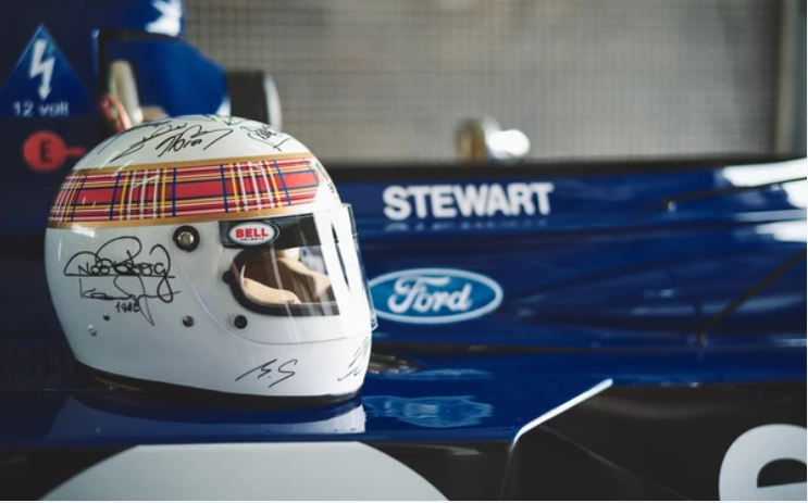O gesto de Schumacher foi visto por muitos como um reencontro silencioso com o universo das corridas