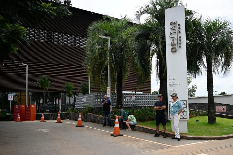 Alguns apoiadores esperam not&iacute;cias do lado de fora do hospital