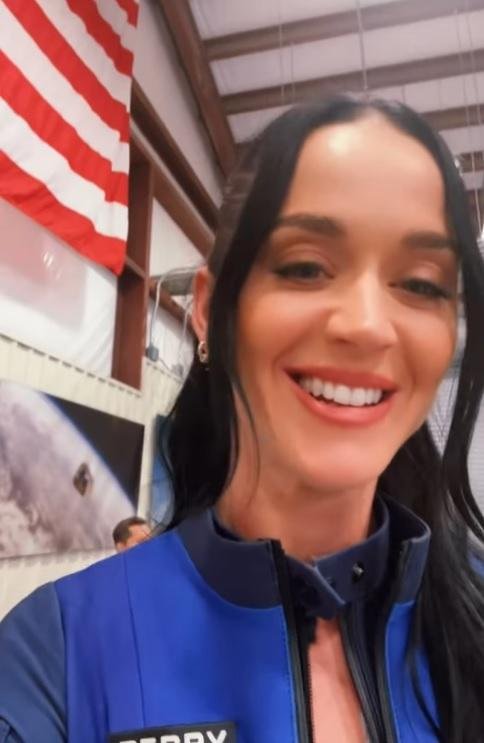Katy Perry trajada com a roupa em que ir&aacute; ao espa&ccedil;o