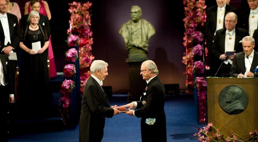 O escritor peruano Mario Vargas Llosa recebe o Pr&ecirc;mio Nobel de Literatura das m&atilde;os do Rei Carlos XVI Gustavo da Su&eacute;cia, em 2010