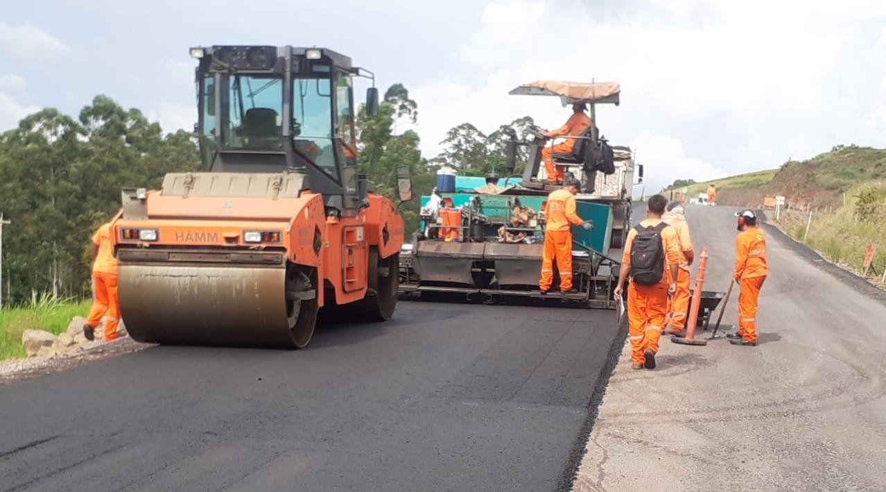 M&aacute;quinas e oper&aacute;rios trabalham para o Daer na pavimenta&ccedil;&atilde;o do acesso municipal a Ametista do Sul