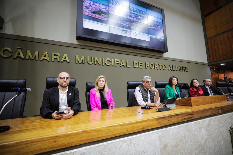 Al&eacute;m de Melo, o secret&aacute;rio de sa&uacute;de Fernando Ritter, a vice-prefeita Betina Worm participaram da audi&ecirc;ncia na C&acirc;mara de Vereadores