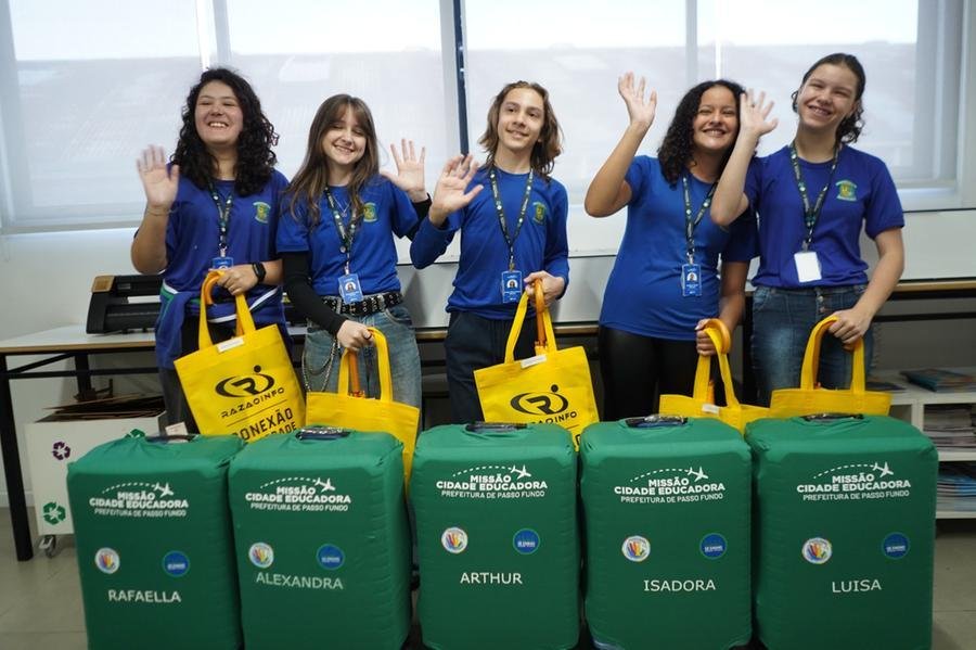 Os estudantes receberam da Prefeitura as malas, os uniformes e os &iacute;tens necess&aacute;rios para a viagem