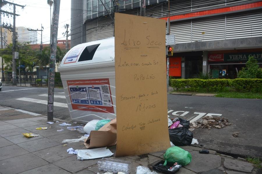 Moradores de bairros de Porto Alegre e usu&aacute;rios dos cont&ecirc;ineres relatam que, mesmo com a presen&ccedil;a dos novos modelos, o descarte irregular e a presen&ccedil;a de lixo na volta persiste