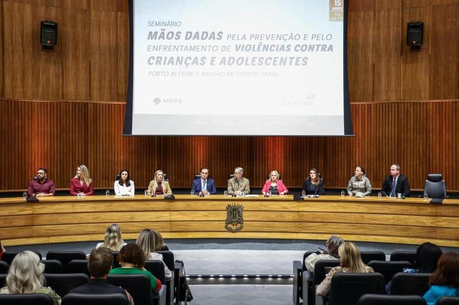 Evento reuniu assistentes sociais, pedagogos, orientadores, supervisores, professores, conselheiros tutelares da Capital e 11 munic&iacute;pios da regi&atilde;o Metropolitana