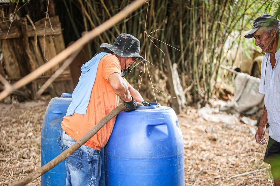 Nos &uacute;ltimos quatro meses mais de 410 mil litros de &aacute;gua j&aacute; foram distribu&iacute;dos para mais de 250 fam&iacute;lias