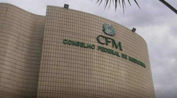 CFM veta terapia hormonal para menor de 18 anos