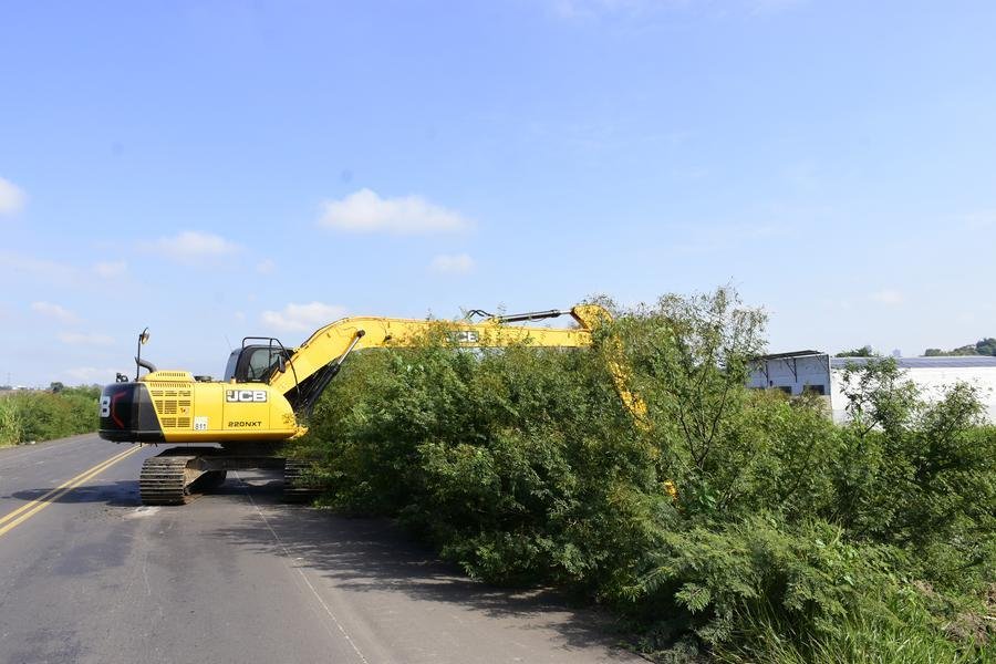 M&aacute;quinas trabalham na limpeza das sa&iacute;das pluviais na Avenida dos Munic&iacute;pios