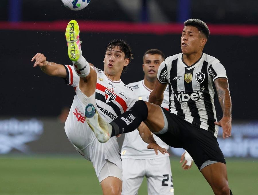 No pr&oacute;ximo domingo, &agrave;s 16h, o&nbsp;S&atilde;o Paulo enfrenta o&nbsp;Santos no MorumBis