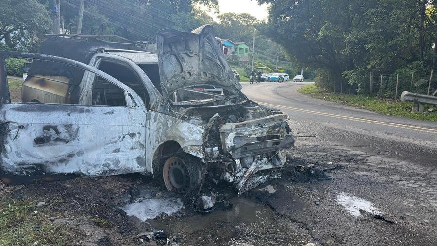 Carro ficou bastante danificado ap&oacute;s colis&atilde;o