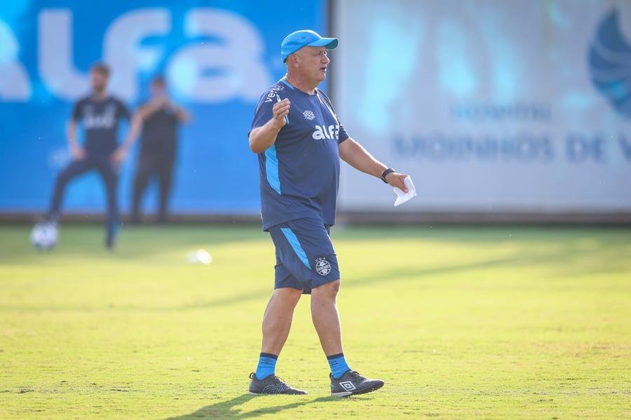 James Freitas ser&aacute; o treinador interino no Gre-Nal 447