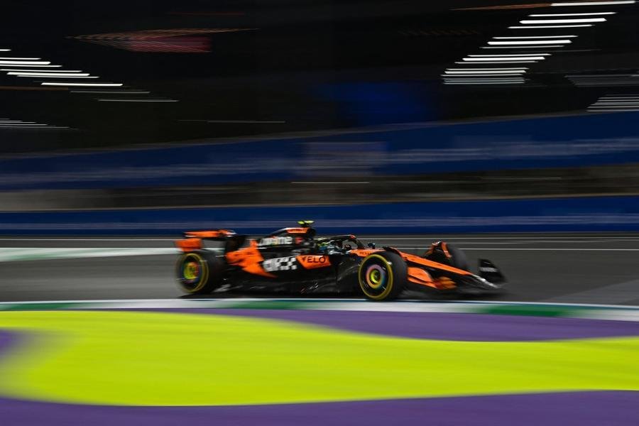 Norris tenta mostrar servi&ccedil;o na briga com Piastri