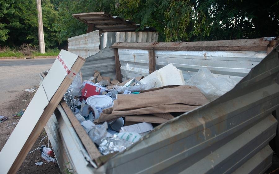 Ac&uacute;mulo de lixo facilita apari&ccedil;&atilde;o de pontos de &aacute;gua parada e prolifera&ccedil;&atilde;o do mosquito transmissor | Pra&ccedil;a Padre Rambo, no bairro Parque Santa F&eacute;