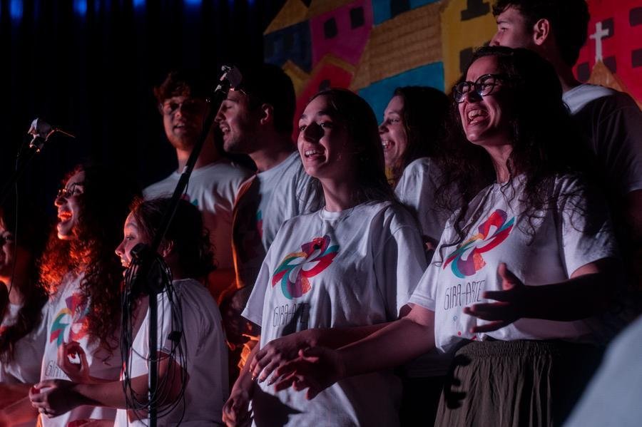 Alunos do Gira-Arte em apresenta&ccedil;&atilde;o