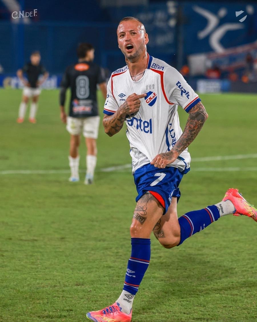Nico L&oacute;pez vestiu a camisa colorada entre 2016 e 2019