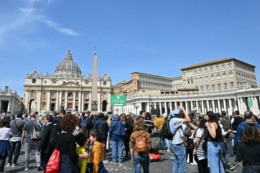 Segunda-feira de P&aacute;scoa &eacute; um feriado religioso e extremamente importante na It&aacute;lia, e muitos romanos planejaram passar pelo Vaticano