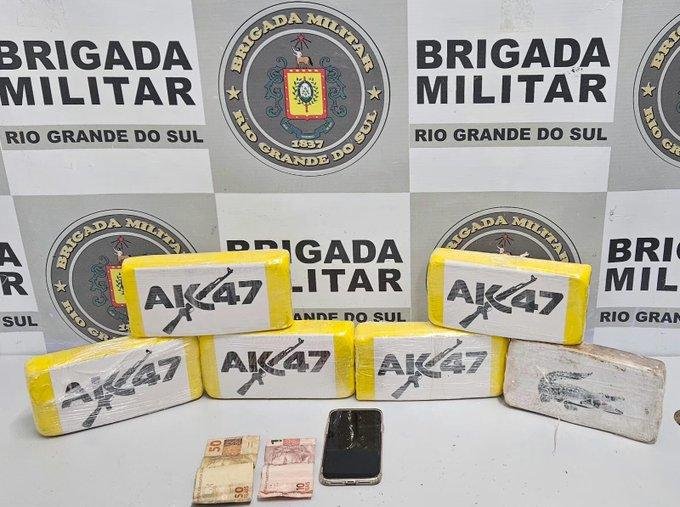 Em Caxias do Sul, a pris&atilde;o de um traficante resultou na apreens&atilde;o de cinco tijolos de coca&iacute;na e de um tijolo de crack