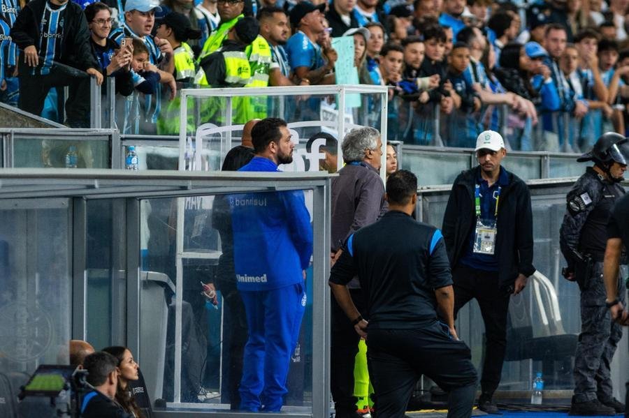 VAR apontou p&ecirc;nalti em Aravena, mas &aacute;rbitro mandou jogo seguir