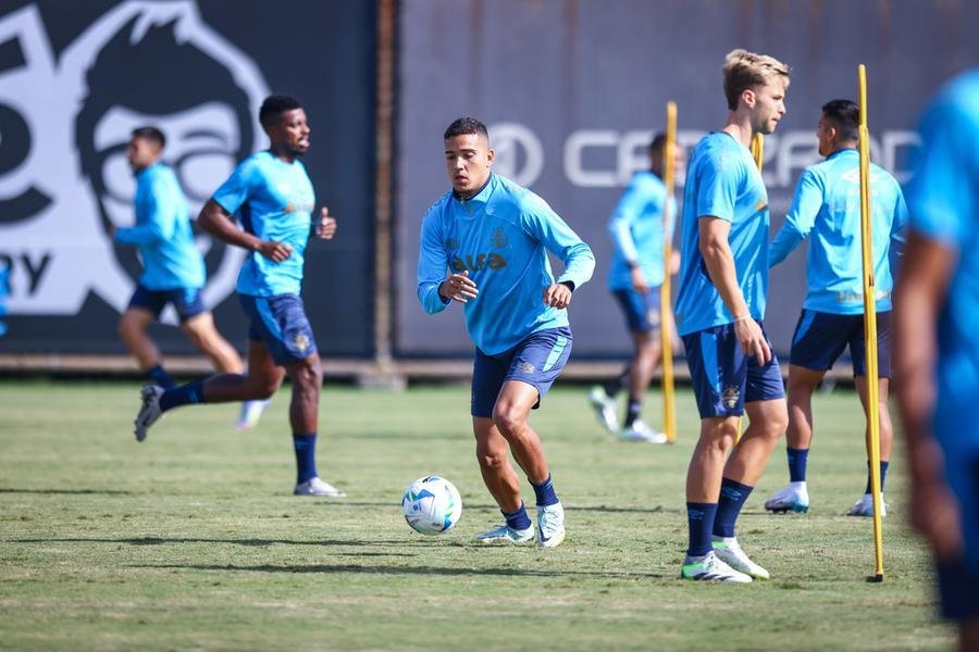 Gustavo Martins levou uma pancada no treino desta quarta-feira