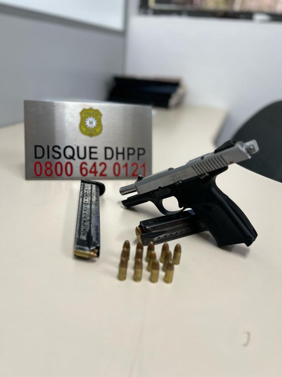 Uma pistola foi apreendida com os suspeitos durante a a&ccedil;&atilde;o da Pol&iacute;cia Civil