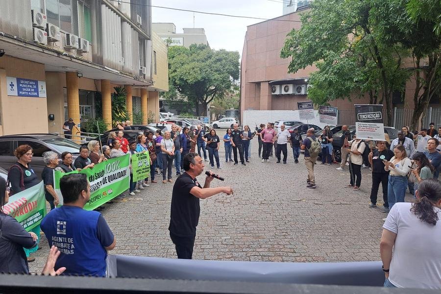 Entidades ligadas &agrave; sa&uacute;de protestam contra a transfer&ecirc;ncia da gest&atilde;o de hospitais municipais de Porto Alegre para o Governo do Estado