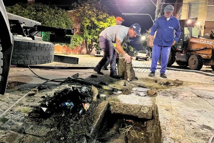 Objetivo do trabalho &eacute; desobstruir duas mil estruturas pluviais