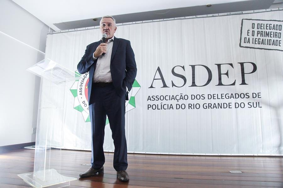 Presidente da Associa&ccedil;&atilde;o dos Delegados de Pol&iacute;cia do RS, Guilherme Wondracek, durante a cerim&ocirc;nia de lan&ccedil;amento