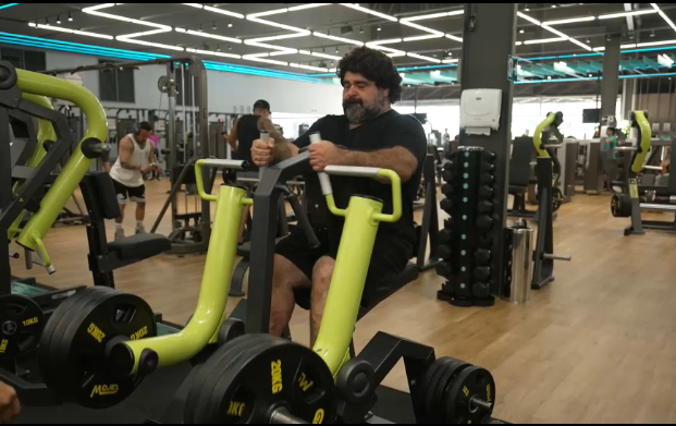Cantor Fabiano Menotti explica como perdeu 40 kg em entrevista para programa na emissora Record