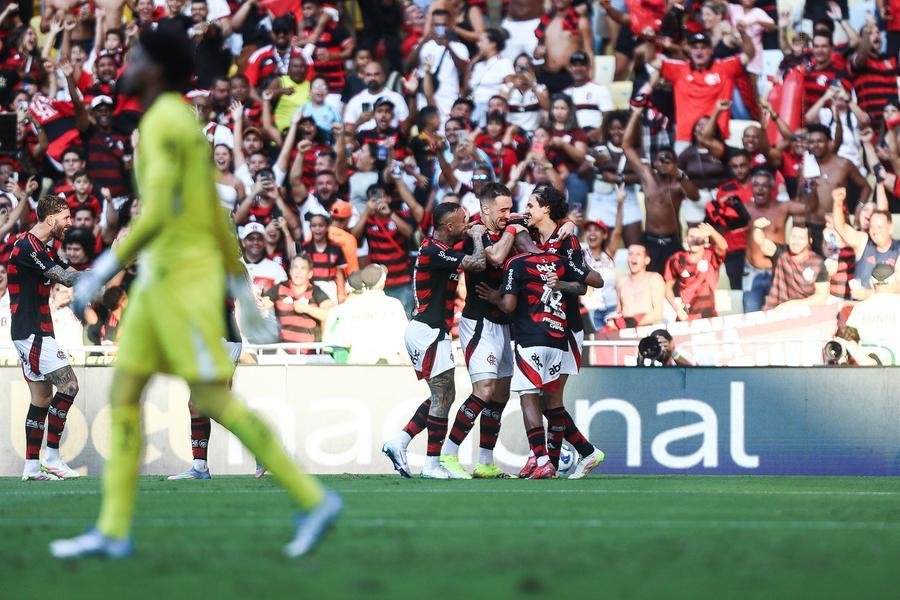 Jogadores do Flamengo comemoram goleada sobre o Corinthians