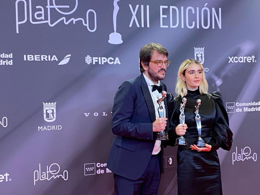 O produtor Rodrigo Teixeira e a atriz Valentina Herszage com os trof&eacute;us do filme 'Ainda Estou Aqui' no Pr&ecirc;mio Platino