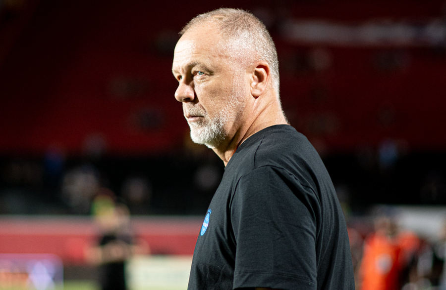 Treinador busca equil&iacute;brio do time