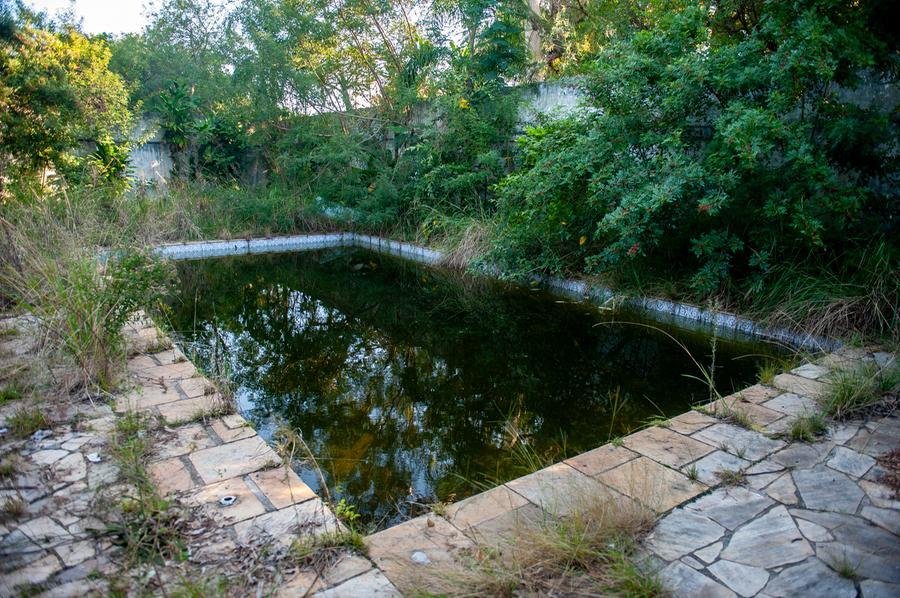 Uma piscina que fica nos espa&ccedil;os abandonados da antiga Associa&ccedil;&atilde;o dos Amigos do Jardim Bar&atilde;o do Cahy, na Rua Ari Barroso, no bairro Sarandi, preocupa os moradores do entorno por ser um local favor&aacute;vel para a prolifera&ccedil;&atilde;o do mosquito Aedes aegypti, transmissor da dengue