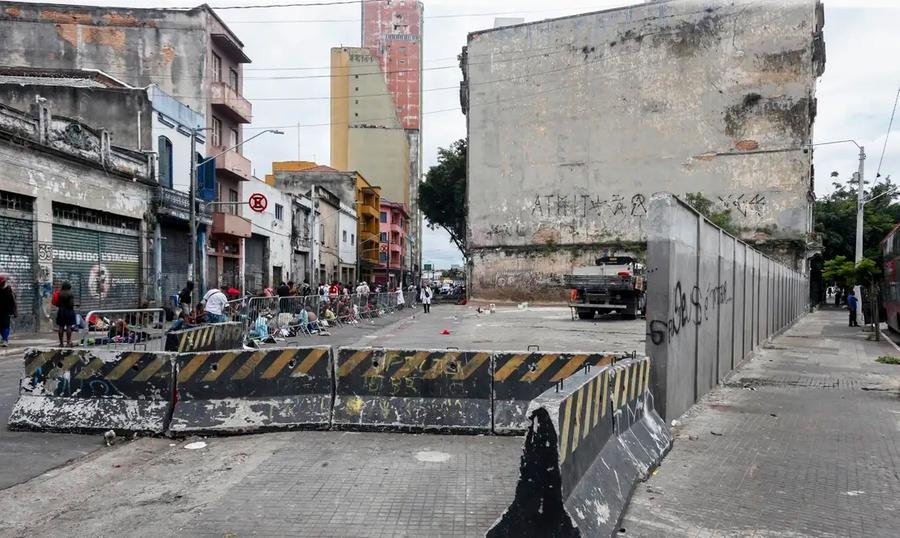 Muro de 40 metros de comprimento e 2,5 metros de altura viola direitos fundamentais, afirma o partido