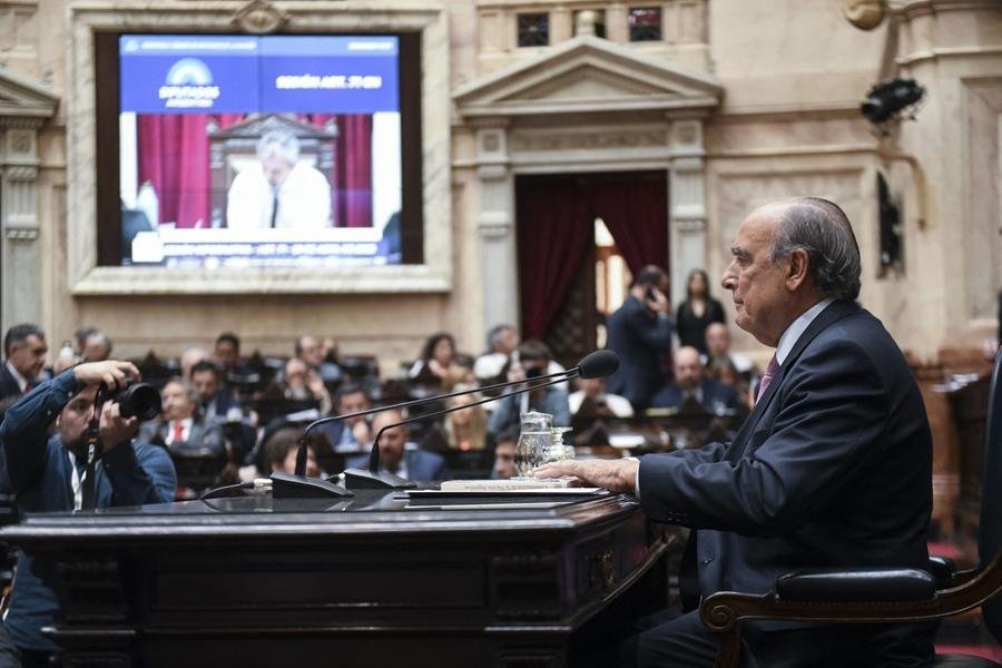 Guillermo Francos responde a perguntas no Congresso