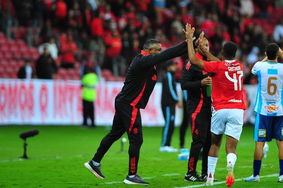 Roger celebra com Gustavo Prado ap&oacute;s gol da vit&oacute;ria contra o Maracan&atilde;