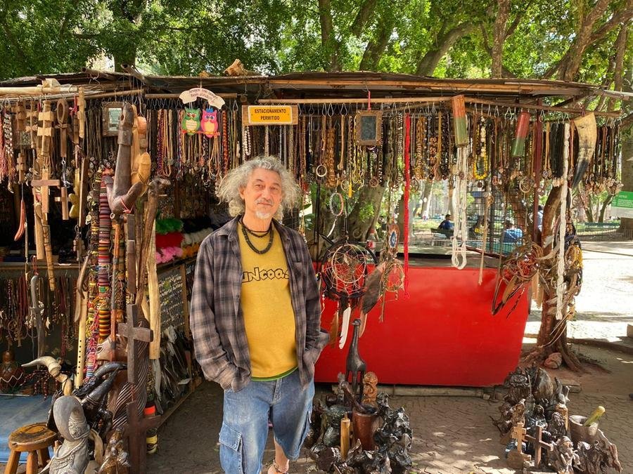 O artes&atilde;o Kashowpa faz parte da feira de artesanato da Pra&ccedil;a da Alf&acirc;ndega h&aacute; mais de 30 anos