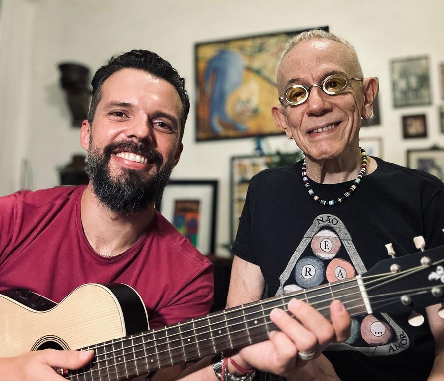 Sarau marca o lan&ccedil;amento do livro &ldquo;O amor caminha descal&ccedil;o&rdquo;, de Tiago Dalcin, com a participa&ccedil;&atilde;o de Ant&ocirc;nio Carlos Falc&atilde;o, neste s&aacute;bado, 3, &agrave;s 19h, no Olho M&aacute;gico