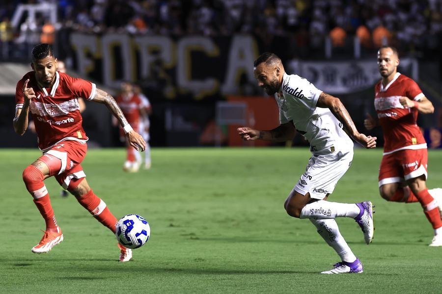 Atacante, que j&aacute; iniciou tratamento no CT Rei Pel&eacute;, havia reclamado de dores no quadril ap&oacute;s cobrar um escanteio