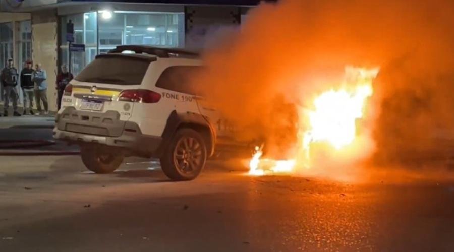 Viatura pegou fogo na avenida Emancipa&ccedil;&atilde;o, em Tramanda&iacute;
